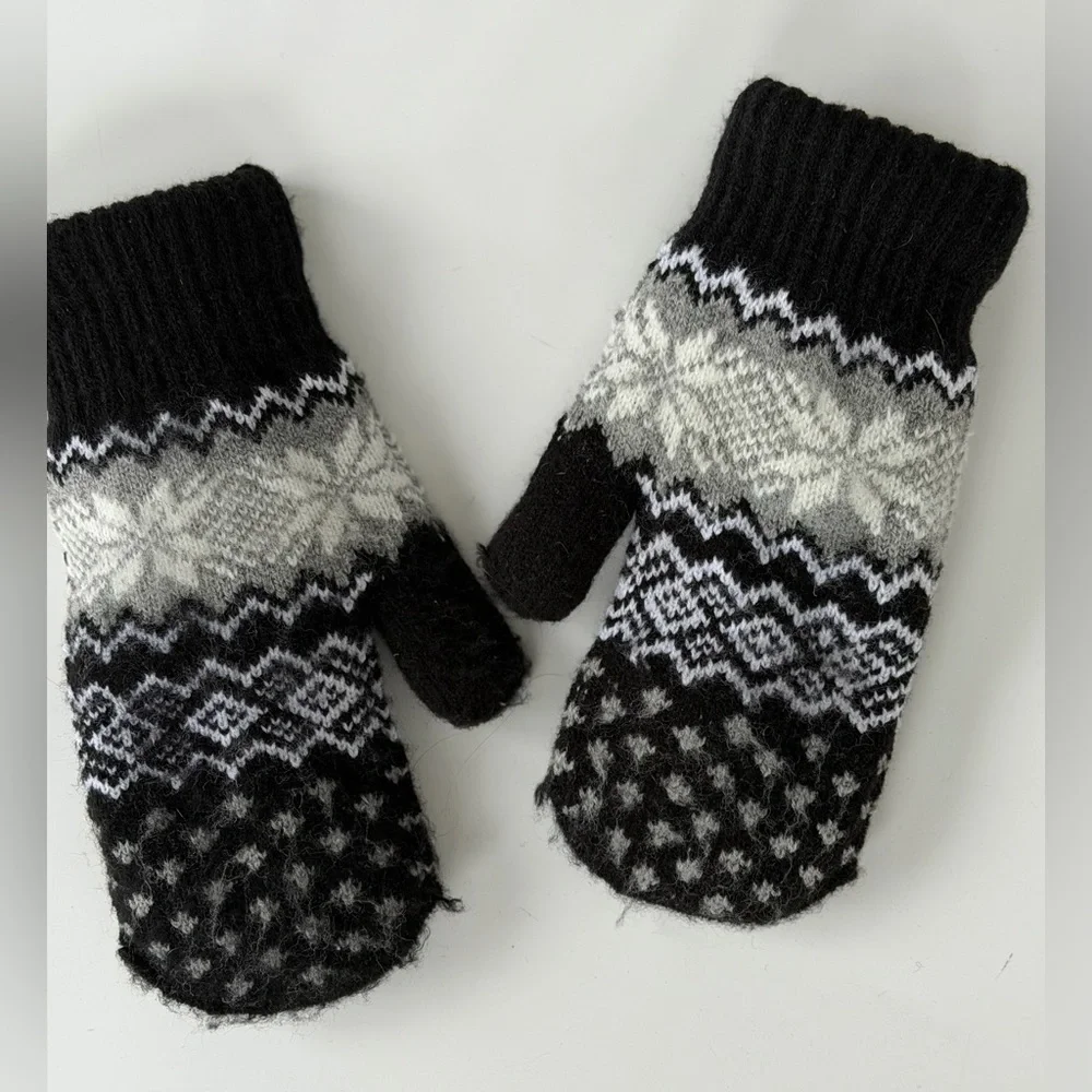 Scandinavian pattern Knit Mittens